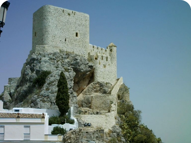 Facciata torre castello Olvera