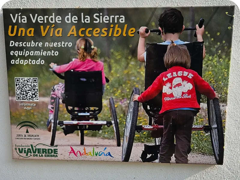 Cartello pubblicitario via verde accessibile