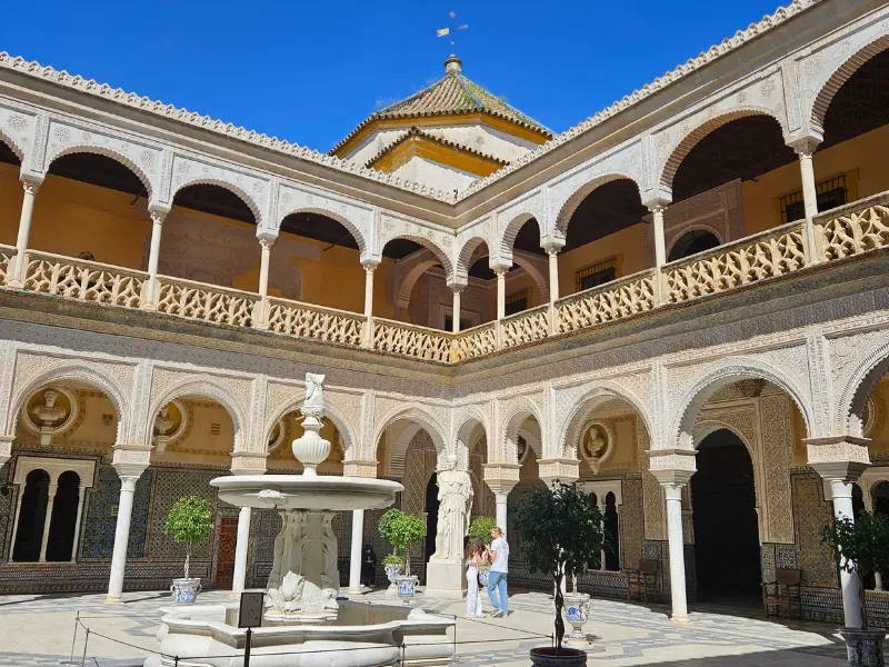 Cortile principale di Casa de Pilatos a Siviglia con archi, azulejos e fontana