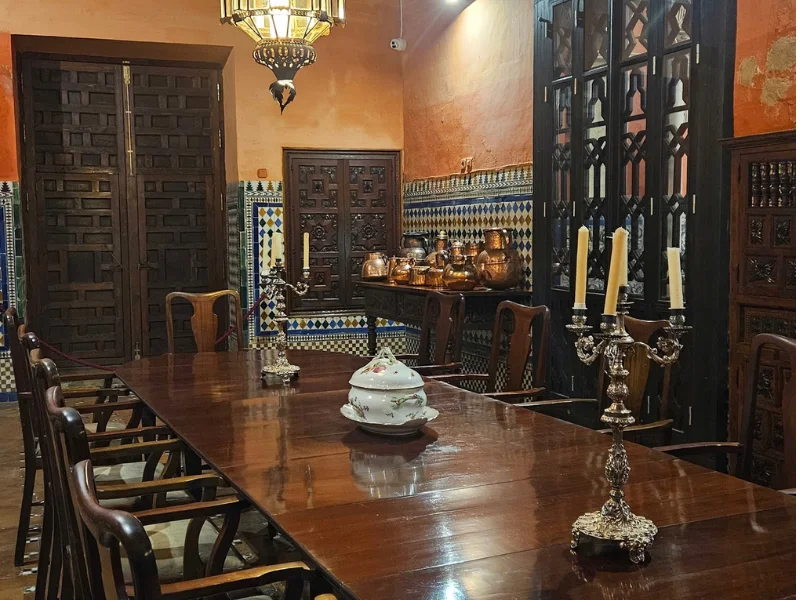 Sala da pranzo di Casa de Salinas a Siviglia con azulejos e arredi d'epoca