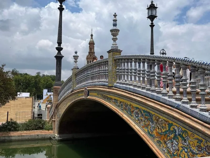 Ponte decorato con azulejos sul canale di Plaza de España a Siviglia