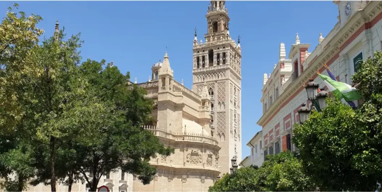 Cattedrale di Siviglia e Giralda viste da Plaza Virgen de los Reyes