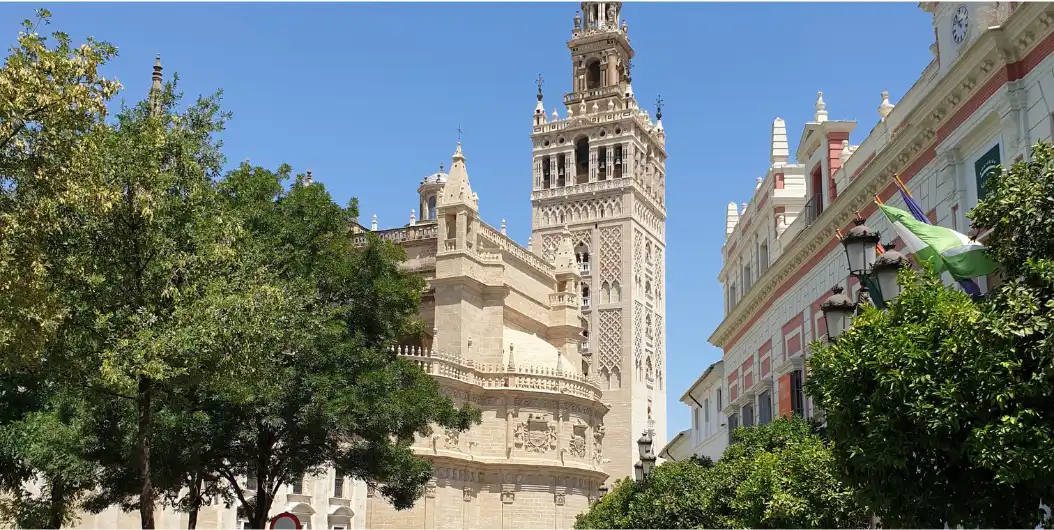 Cattedrale di Siviglia e Giralda viste da Plaza Virgen de los Reyes