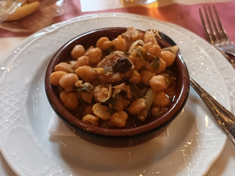 Espinacas con garbanzos, tapas tradizionale della gastronomia di Siviglia