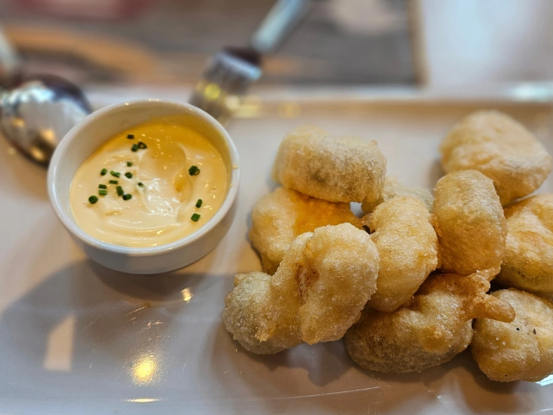 Tapa di pescaíto fritto con salsa cremosa in un ristorante di Siviglia