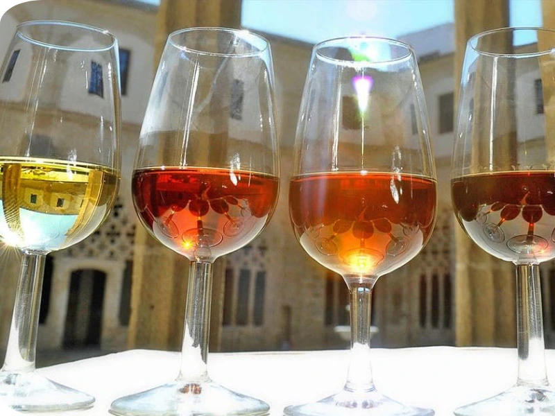 Quattro calici con diversi vini di Jerez